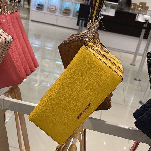 Michael Kors Jet Set Travel Large Travel CONTINENTAL 
BUTTER - Picture 5 of 16